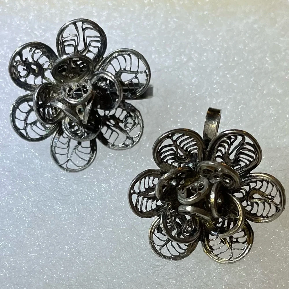 Vintage Mexico Silver Floral Design Screw Back Earrings.